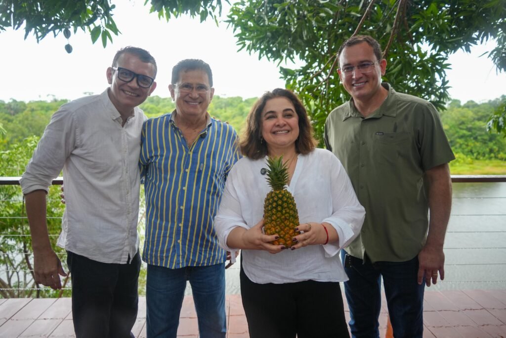Em Novo Remanso, Professora Maria do Carmo conversa com produtores de abacaxi sobre projetos para fortalecer o agro no Amazonas