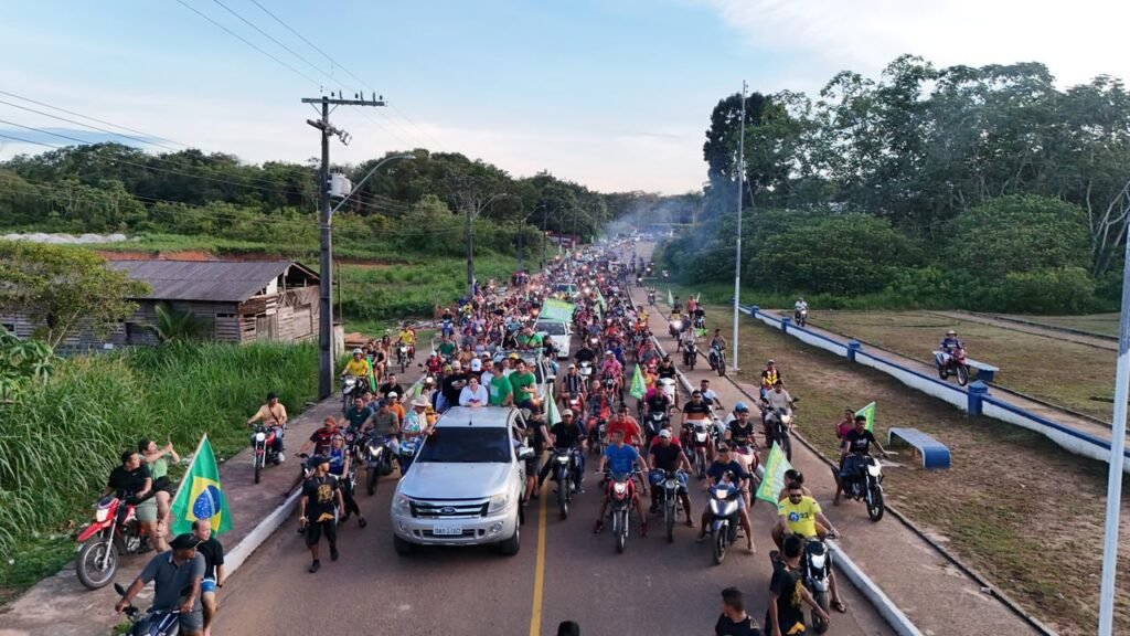 Multidão ganha as ruas de Borba para receber a Professora Maria do Carmo e comitiva do PL