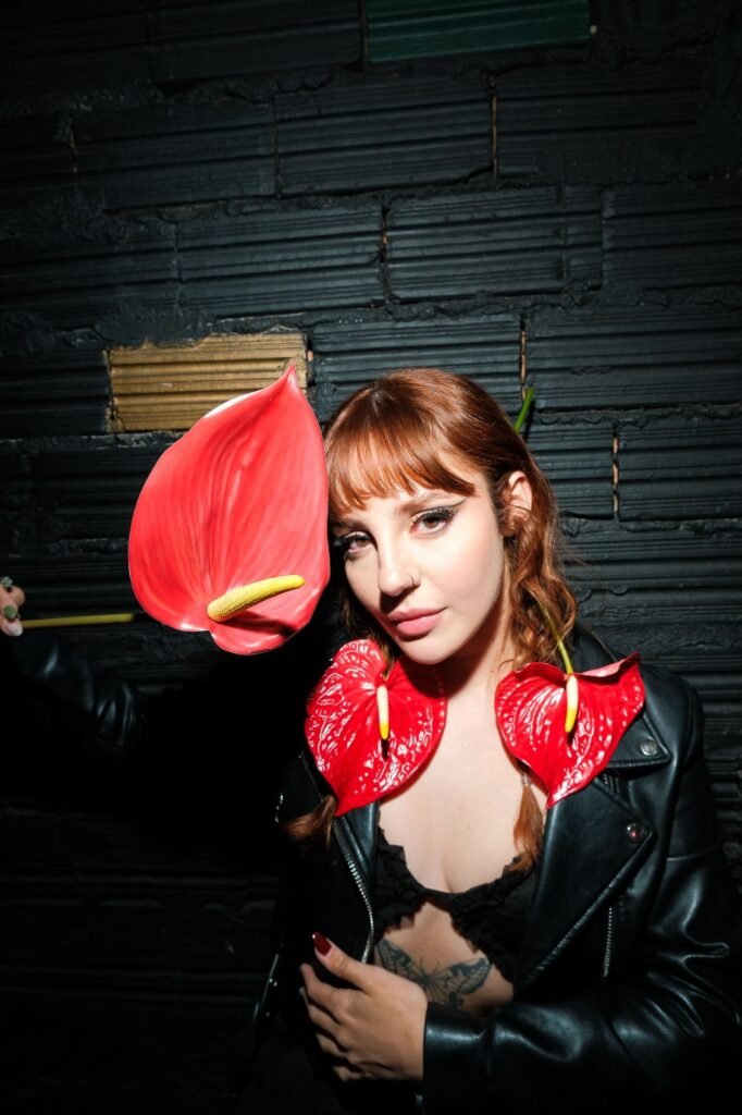 Cantora amazonense Cella será a enviada especial da Revista Caras no Festival de Parintins