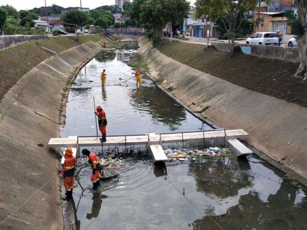 Destinação adequada do lixo é desafio para reduzir poluição dos igarapés em Manaus