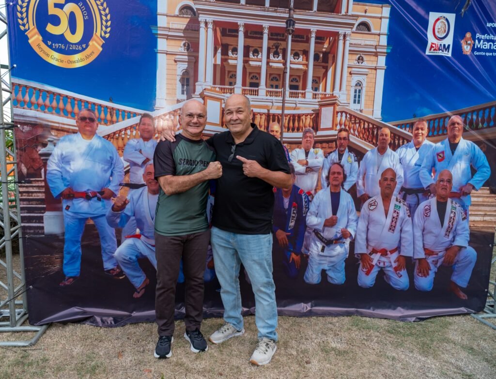 Sérgio Penha agradece Coronel Menezes por homenagem durante Jubileu de Ouro do Jiu-Jítsu no Amazonas